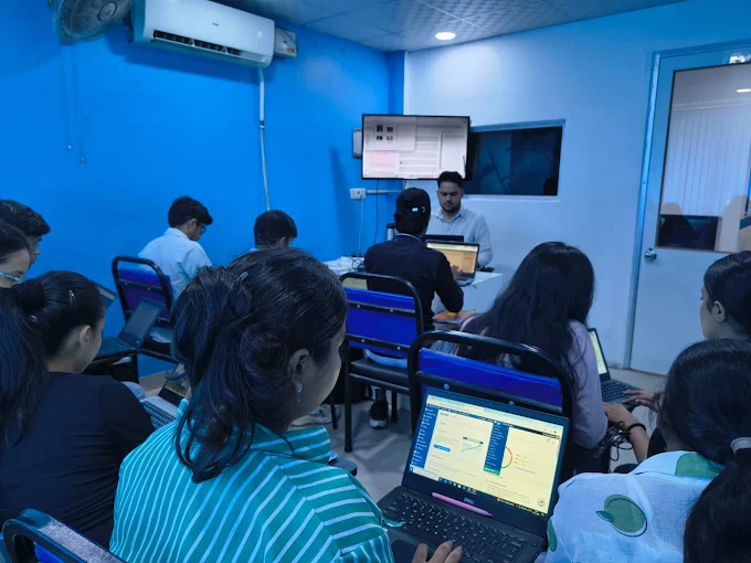Students attending an Advanced Digital Marketing Course in Ghaziabad classroom